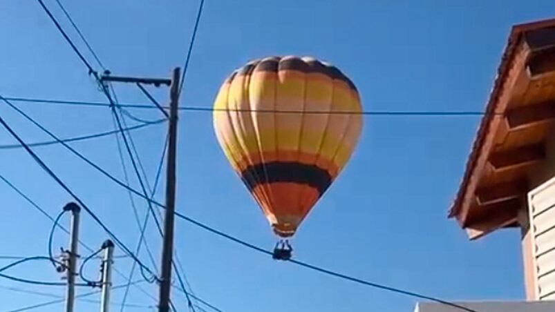 Cerca de cables y sobre viviendas en Córdoba: un peligro.