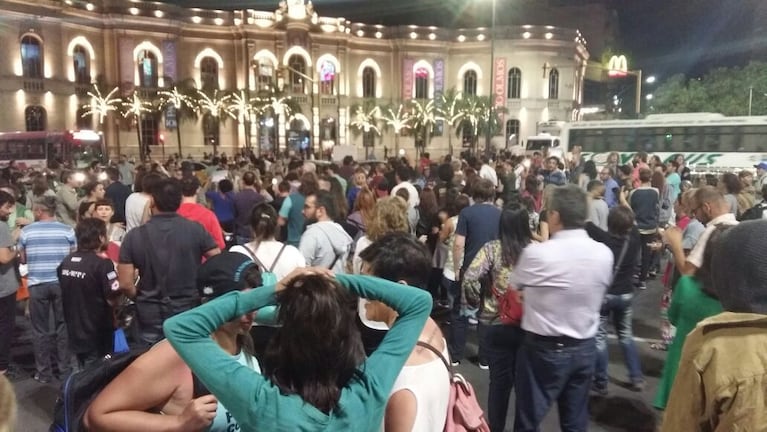 Cerca de la medianoche, eran más de 500 las personas frente al Patio Olmos. Foto: Juan Pablo Lavisse / ElDoce.tv.