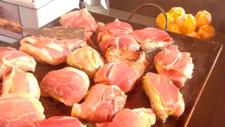 Cerdo a la mostaza con jamón y, de postre, naranjas especiales.