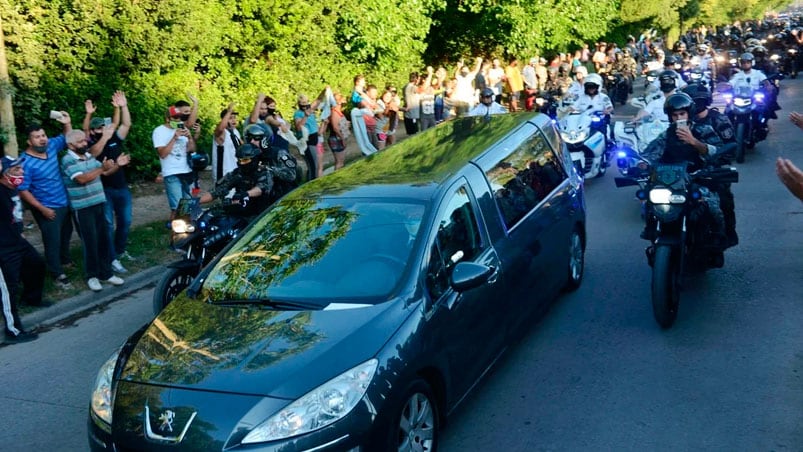 Ceremonia íntima en el cementerio de Bella Vista.