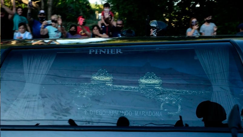 Ceremonia íntima en el cementerio de Bella Vista.