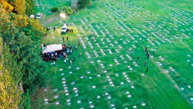 Ceremonia íntima en el cementerio de Bella Vista.