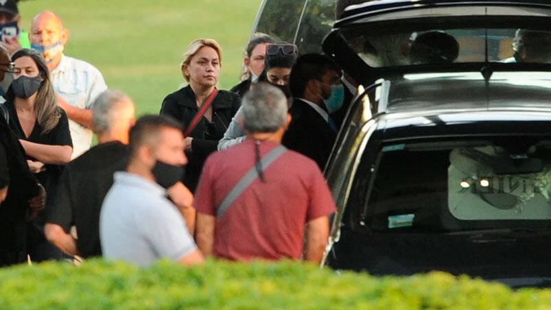 Ceremonia íntima en el cementerio de Bella Vista.