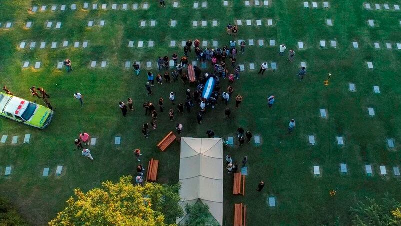 Ceremonia íntima en el cementerio de Bella Vista.