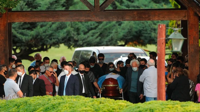 Ceremonia íntima en el cementerio de Bella Vista.