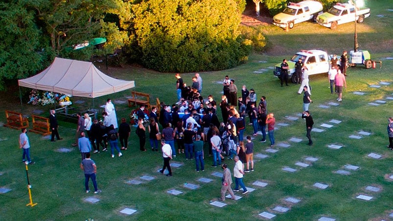 Ceremonia íntima en el cementerio de Bella Vista.