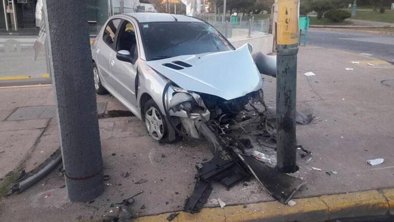 Cerro de las Rosas: un auto se estrelló contra un poste