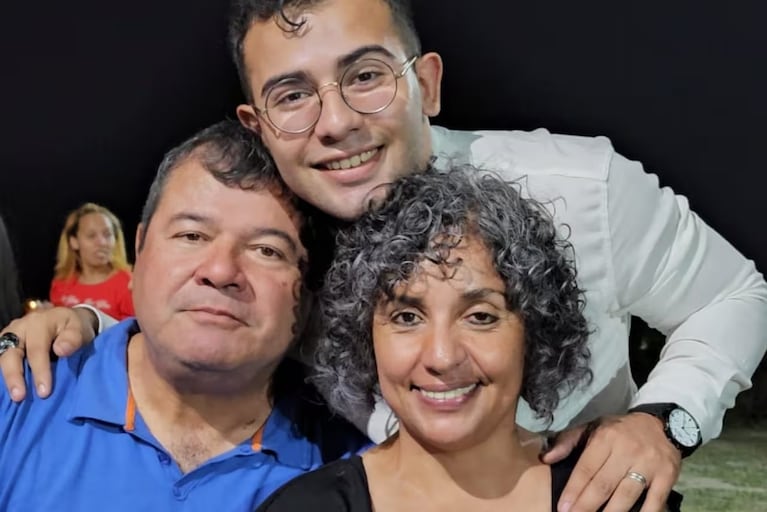 César Sena y sus padres