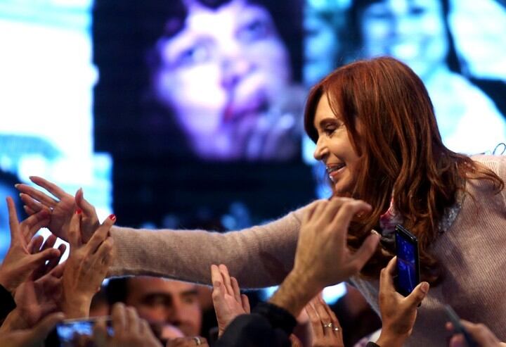 CFK, de la sonrisa en público a la interna de su partido.