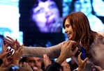 CFK, de la sonrisa en público a la interna de su partido.