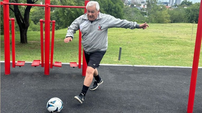 Chacho no le afloja a su pasión futbolera a sus 75 años.