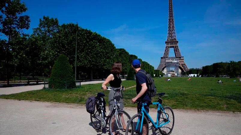 Champ de Mars y la postal clásica de la Torre Eiffel en París. (Foto: Clarín)