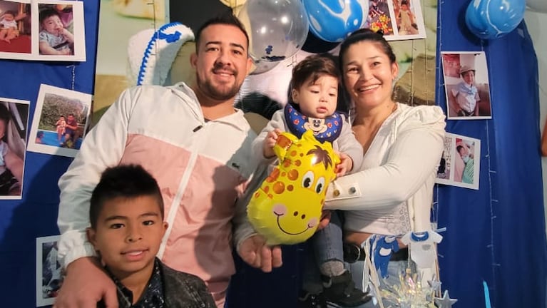 Chapita Gutiérrez feliz con su familia en el festejo de cumpleaños de Aarón
