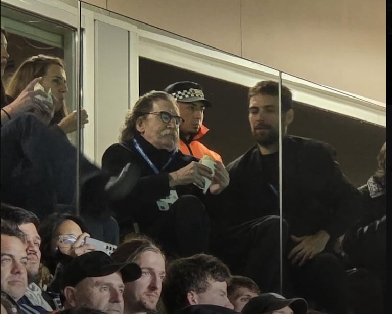 Charly García comiendo un choripán en la tribuna durante el último partido oficial en Argentina de Lionel Messi en la Selección.