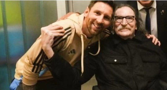 Charly García fue a ver a Messi, comió un chori en la tribuna y le deseó: “Que Dios te bendiga”