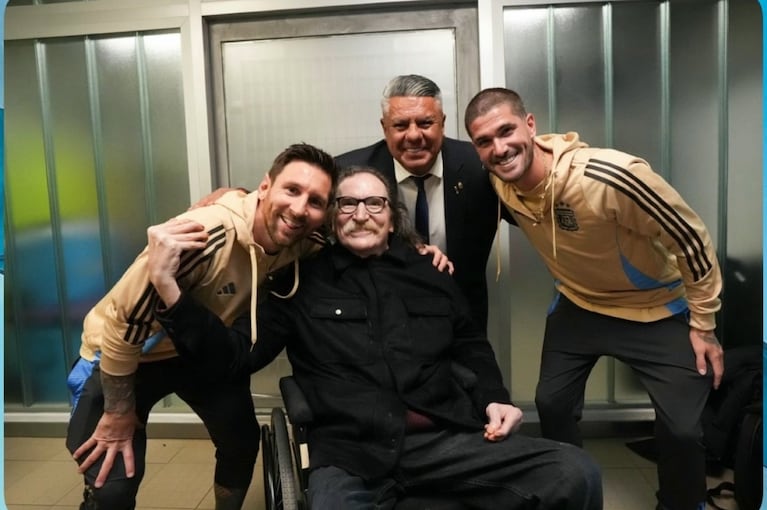 Charly García junto a Lionel Messi, Chiqui Tapia y Rodrigo De Paul.