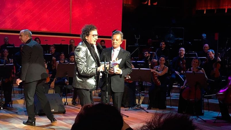 Charly recibió el premio más importante de la noche de la mano de Palito Ortega.