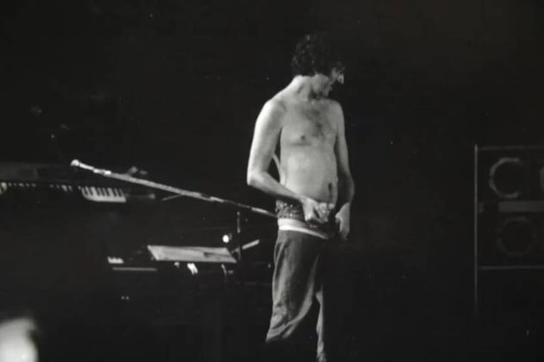 Charly se bajo los pantalones y le mostró sus partes íntimas al público en 1983. imagen: gentileza: Pino Pizarro.