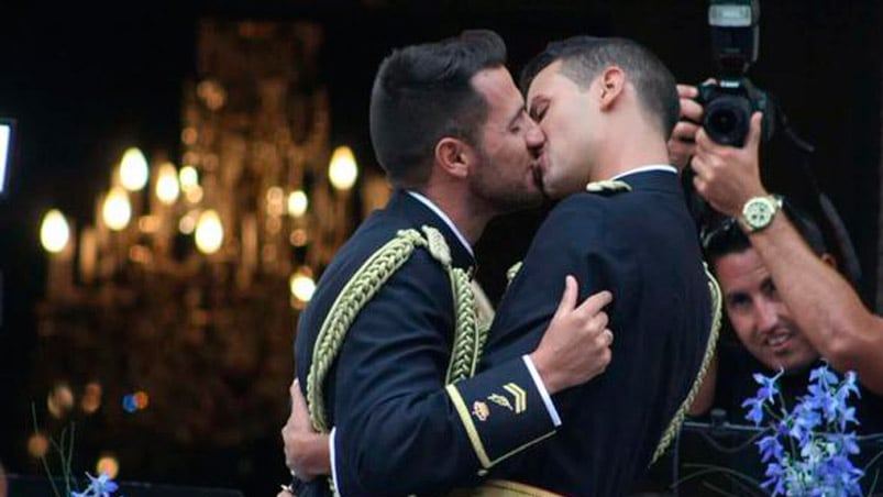 Chema y Jonathan se vistieron de gala para la ceremonia. Fotos: El País.