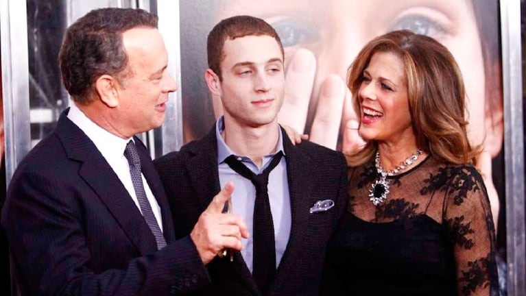 Chester Hanks junto a sus padres.