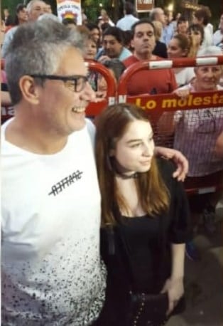 Chiara en la inauguración de la estatua de su papá en Amboy, junto a su tío.