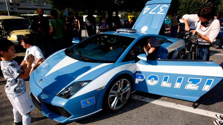 Chicos y grandes rodean al nuevo móvil de la flota de la policía italiana.