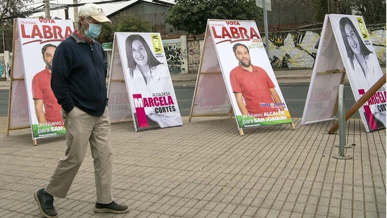 Chile pospone las elecciones para mediados de mayo.