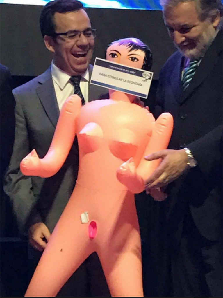 Chile: un ministro de Bachelet posó con una muñeca inflable