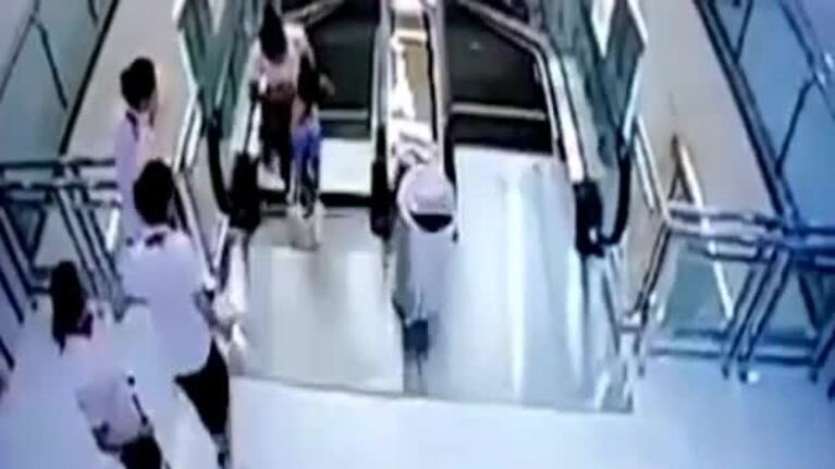 China conmocionada por la muerte de una madre en una escalera mecánica.