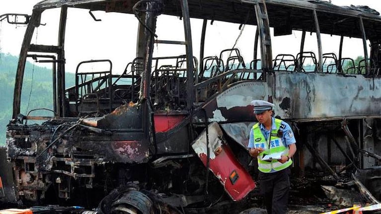 China: murieron 35 pasajeros al incendiarse un colectivo