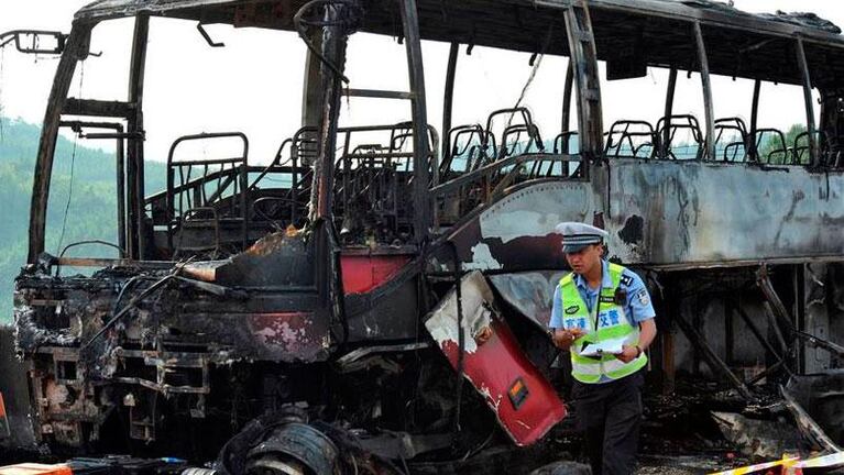 China: murieron 35 pasajeros al incendiarse un colectivo