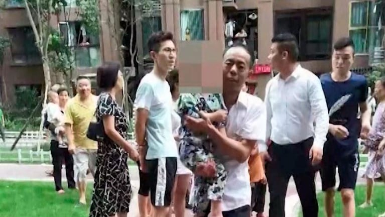 China: vecinos salvaron con una manta a un niño que cayó de un sexto piso