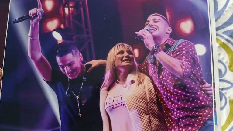 Chino y Fede Herrera junto a su mamá en el escenario.