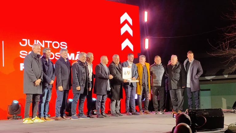 Chiqui Tapia entregó una plaqueta a Cavagliatto por la inauguración de la Ciudad Deportiva Iacc.