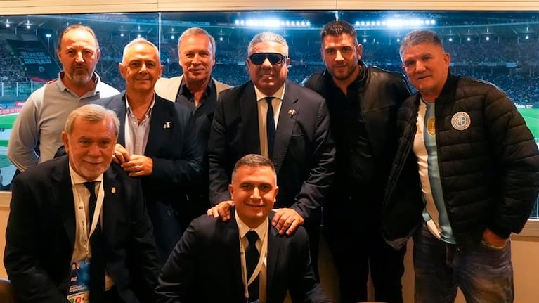 Chiqui Tapia junto a los presidentes de clubes cordobeses.