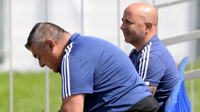 Chiqui Tapia y Jorge Sampaoli, durante un entrenamiento en Rusia.