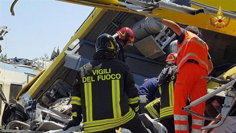 Chocan dos trenes en Italia: al menos 20 muertos