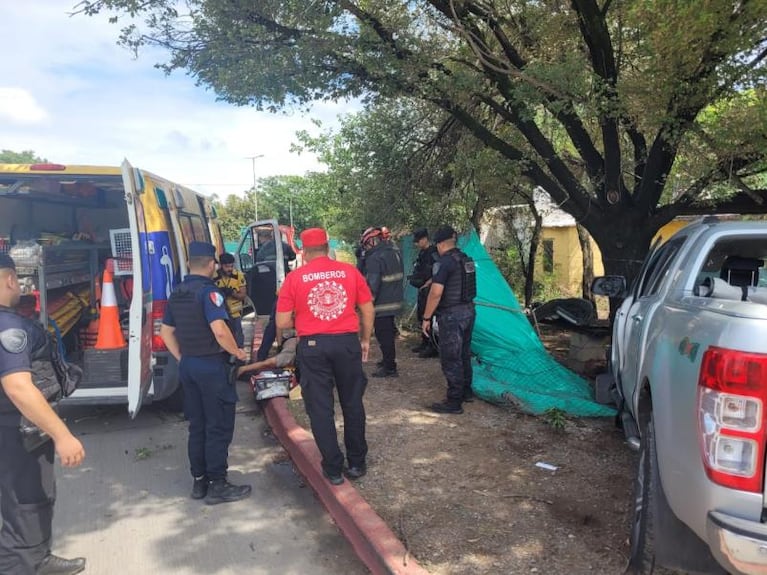 Chocaron contra un camión y su auto fue aplastado: murió una mujer