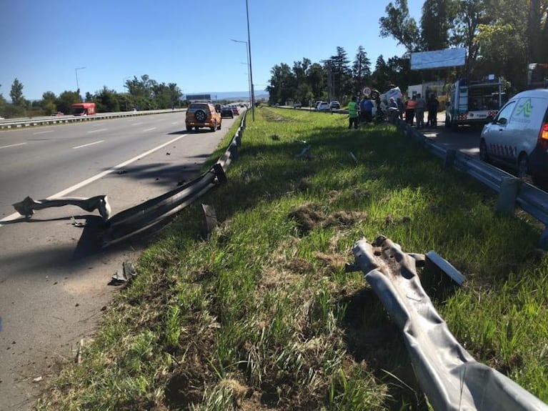 Chocaron contra un guardarraíl, tumbaron y el auto quedó destrozado