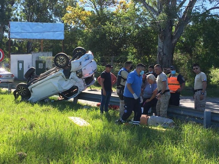 Chocaron contra un guardarraíl, tumbaron y el auto quedó destrozado