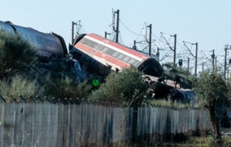 Chocaron dos trenes de alta velocidad en España y hay al menos 30 muertos