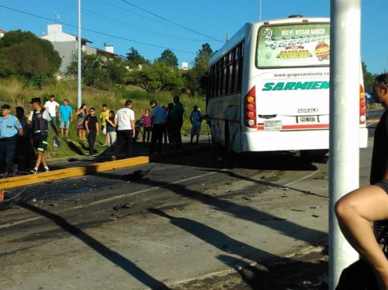 Chocaron un auto y un colectivo en Villa del Lago: un herido grave