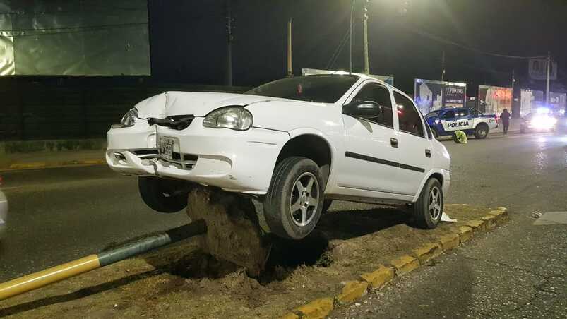 Chocaron y terminó colgado arriba del semáforo