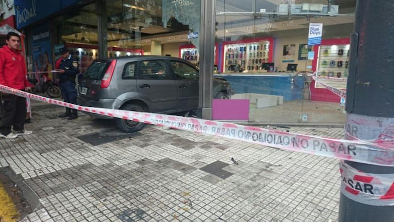 Chocaron y uno de los autos se metió en un local comercial