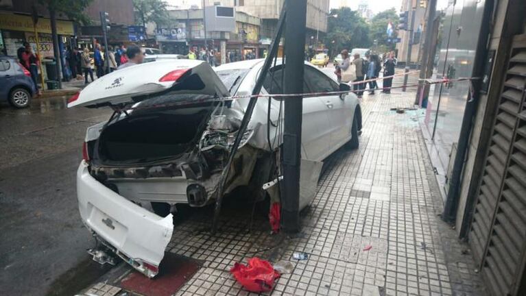 Chocaron y uno de los autos se metió en un local comercial