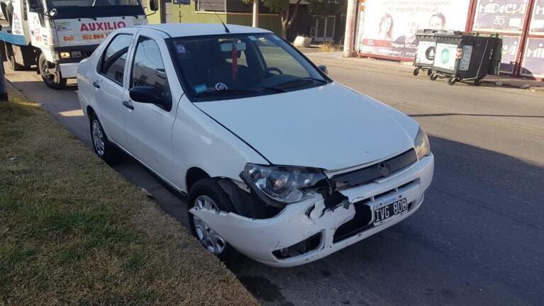 Chocó a una ciclista, dos autos y terminó arriba de la vereda