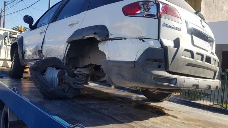 Chocó a una ciclista, dos autos y terminó arriba de la vereda