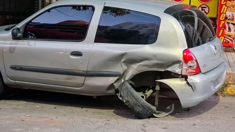 Chocó con otro auto, despistó y terminó en el cantero 