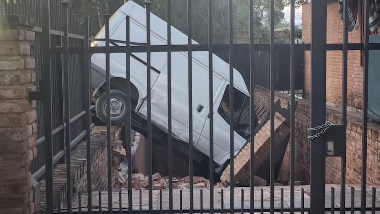 Chocó con un auto y se incrustó en un jardín de infantes en Córdoba