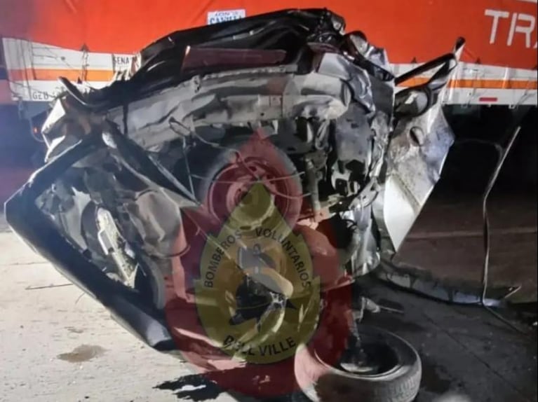 Chocó contra dos camiones y murió en la autopista Córdoba-Rosario